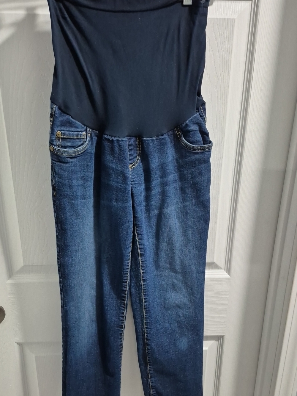 Indigo Blue Women's Straight-Leg Jeans in Dark Blue with Navy Waist